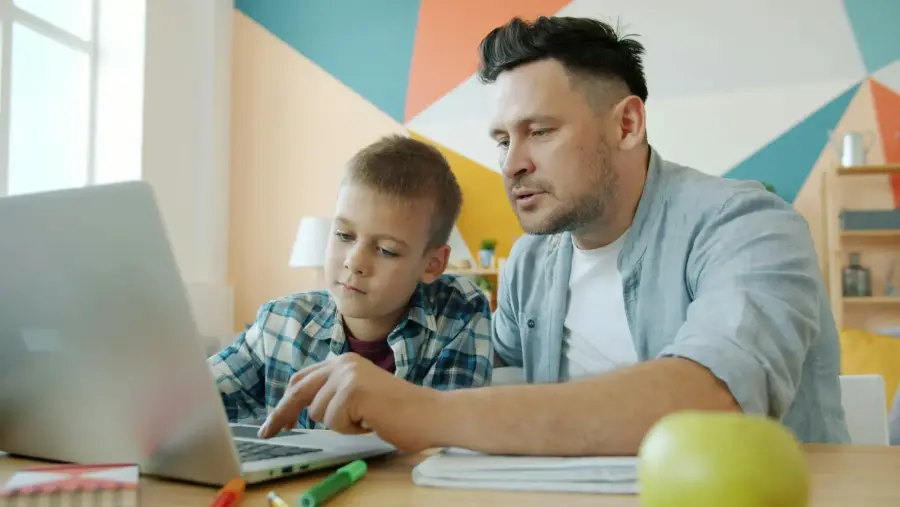 Padre e hijo aprendiendo juntos