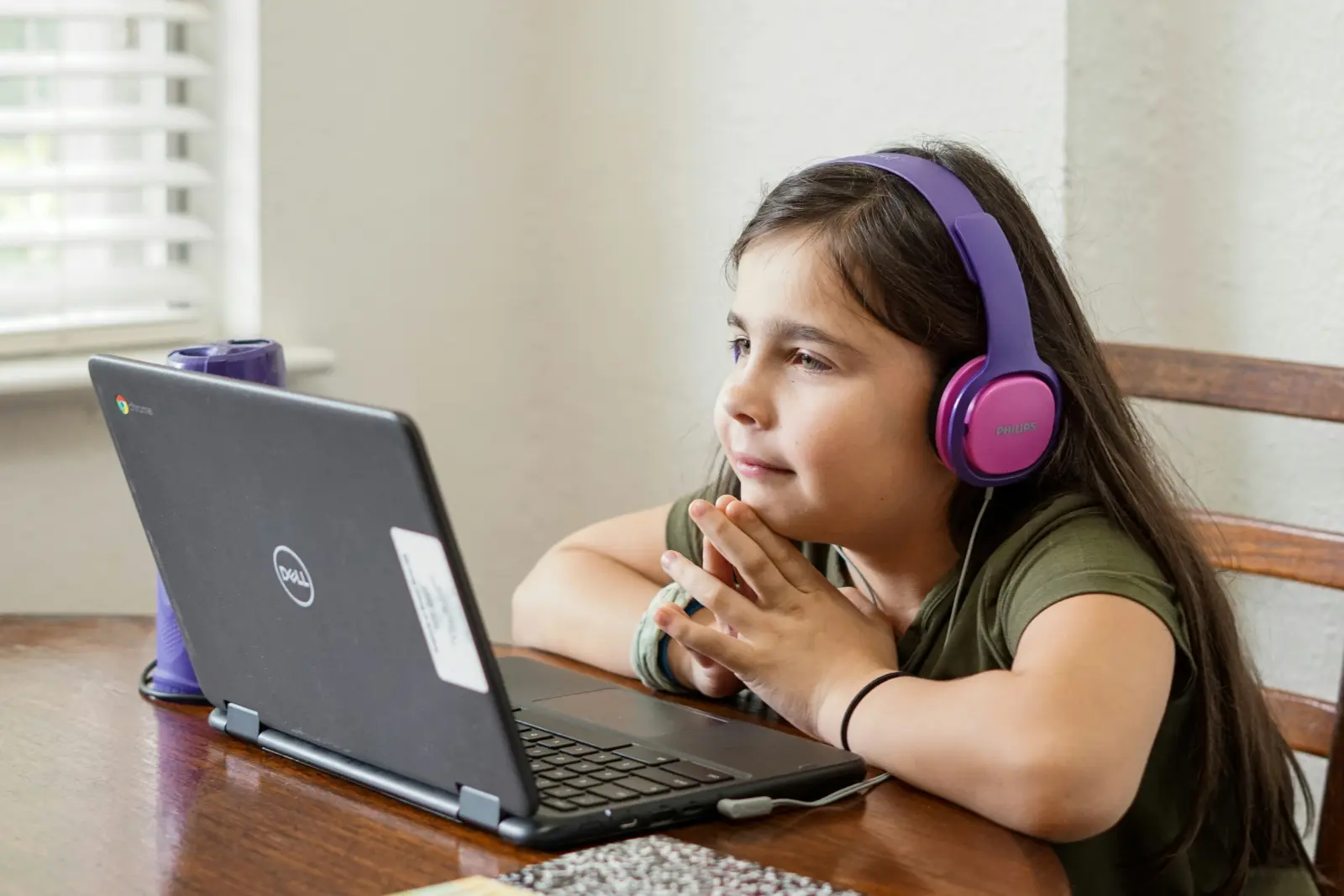 Niña en clase online con EntreKlass