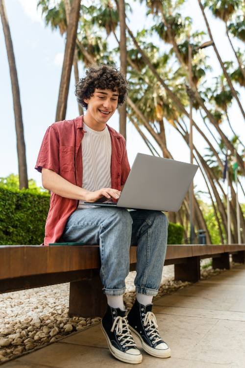 Niño feliz aprendiendo habilidades de liderazgo en una clase de EntreKlass