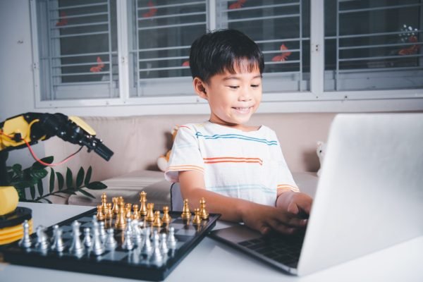 Niño de 10 años jugando mientras aprende emprendimiento en EntreKlass